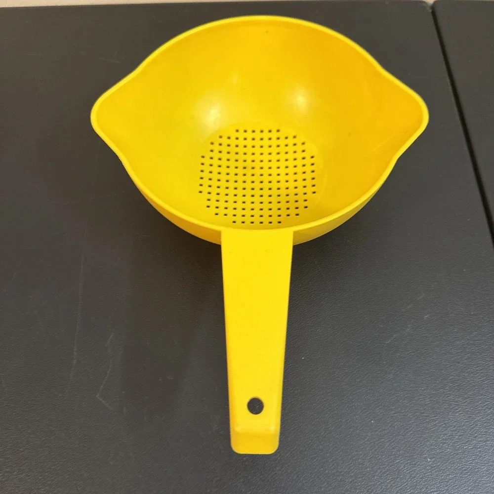 VINTAGE TUPPERWARE YELLOW HANDLED 1 QT STRAINER COLANDER